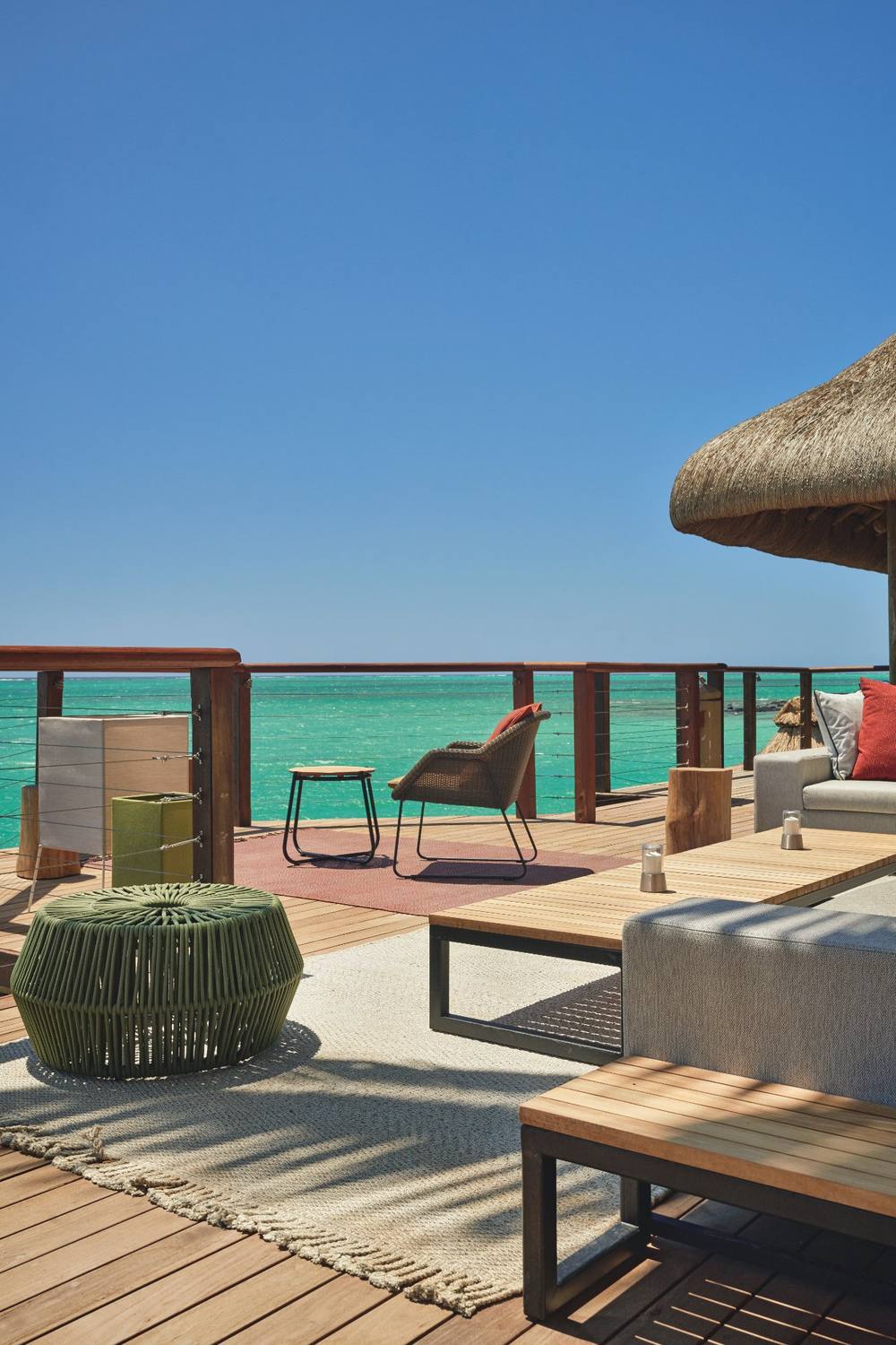 Terrasse du Peninsula face à la mer turquoise