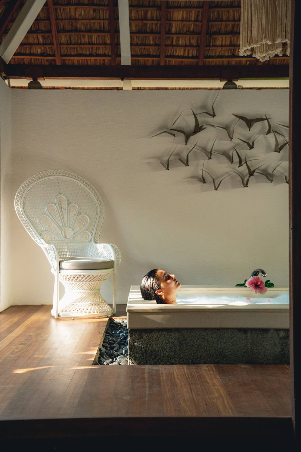 Bain dans un pavillon du spa, sous un toit de chaume